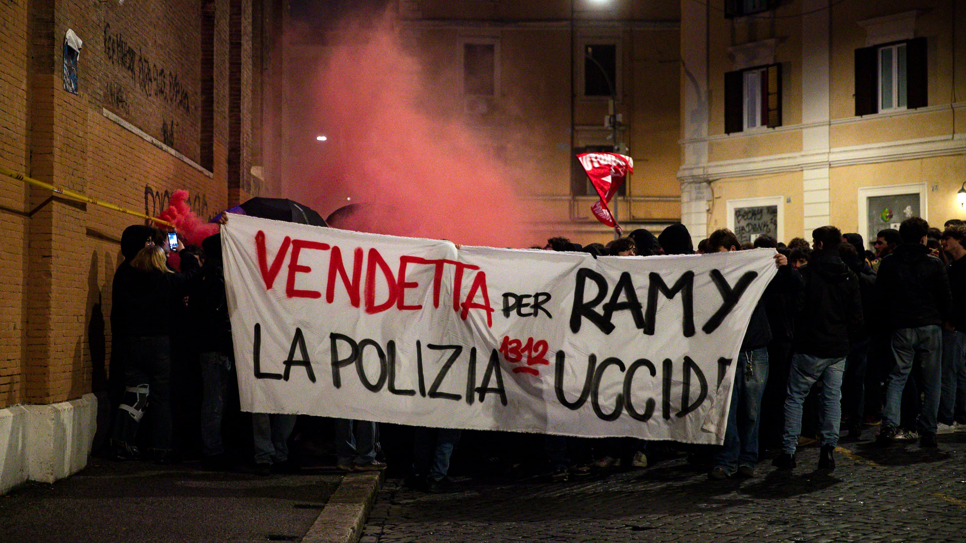 Fratture, botte e sassate. L'anno nero degli agenti