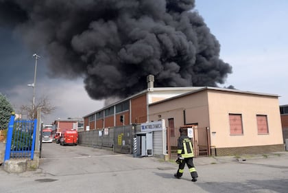 Maxi incendio in una azienda chimica a San Giuliano Milanese 3