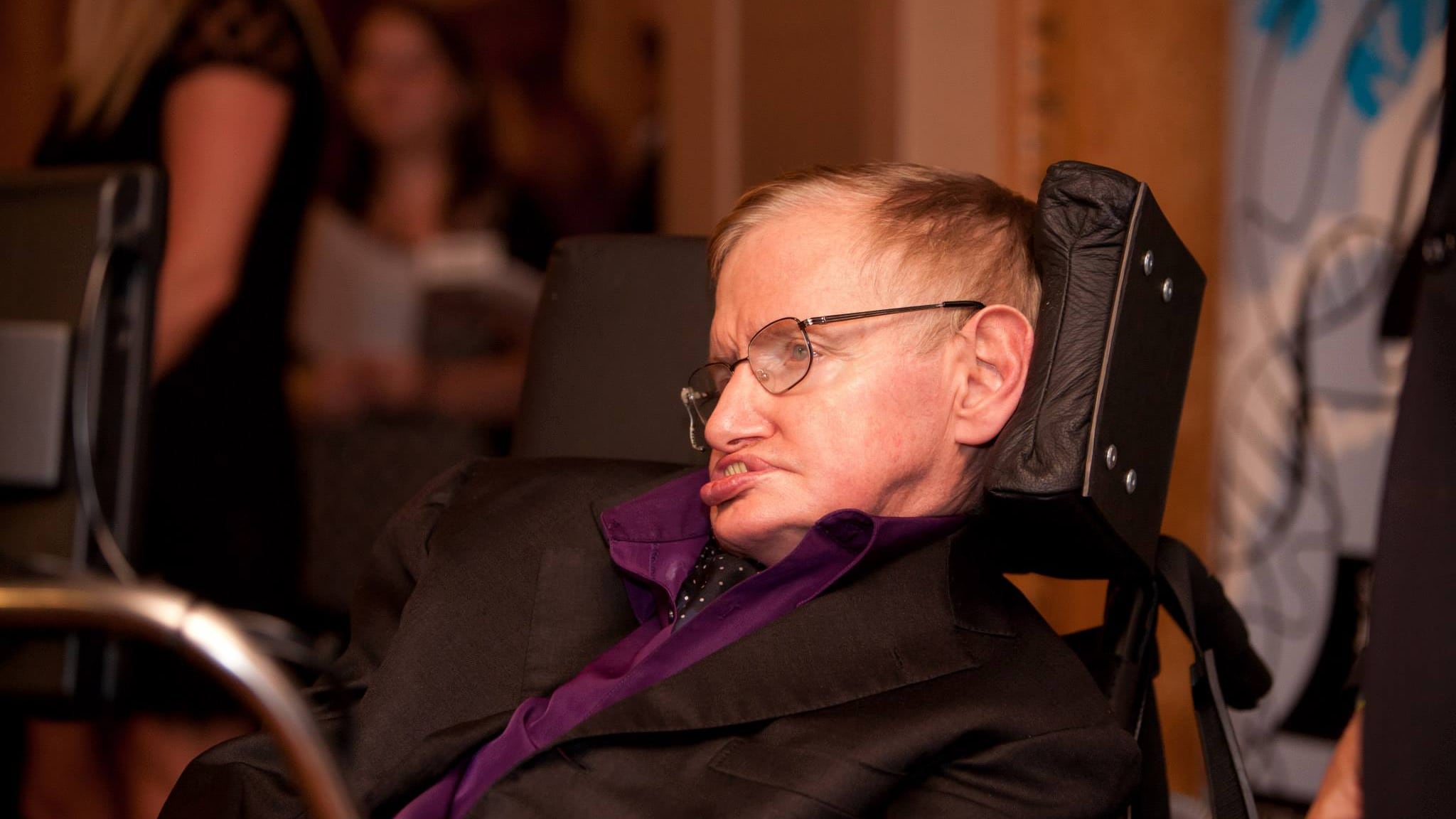 L'infermiera di Stephen Hawking radiata dall'albo: non ha fornito le cure