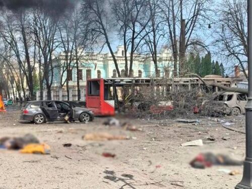 Ucraina, a Sumy la strage di civili nella Domenica delle Palme. Zelensky: "Solo un bastardo può fare tanto"