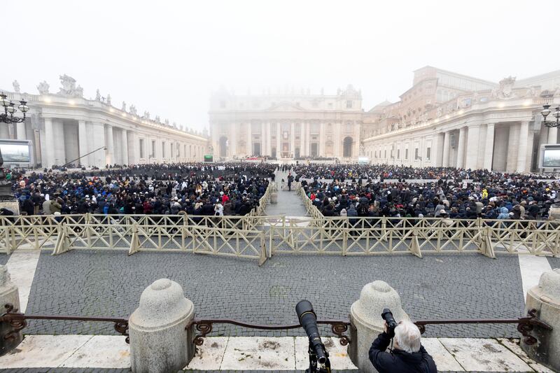 Folla di 100mila fedeli attesa per i funerali di Papa Benedetto XVI 9