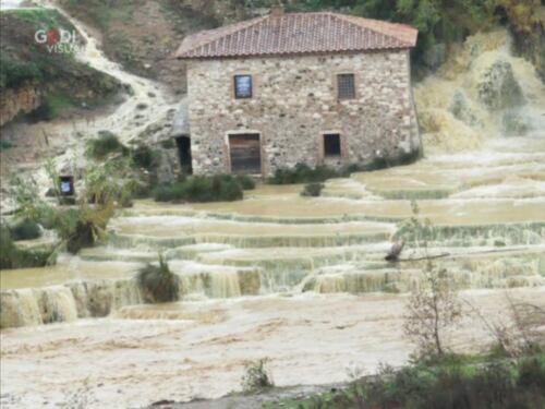 Maltempo in Toscana: danni alle terme di Saturnia e sfollati a Livorno