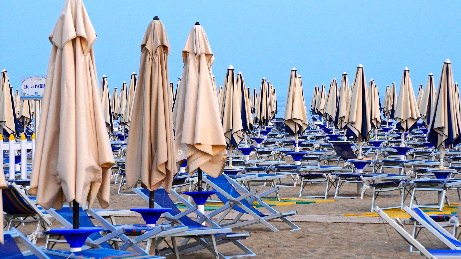 Orrore in spiaggia a Rimini: 47enne con la figlia in braccio palpeggia le bambine