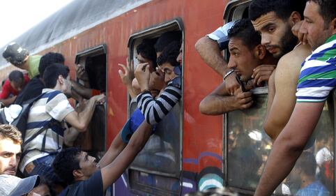 Macedonia, l'assalto dei clandestini ai treni per l'Europa 8