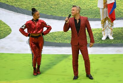 Lo show di Robbie Williams e Irina Garifullina durante la cerimonia d'apertura dei Mondiali 9