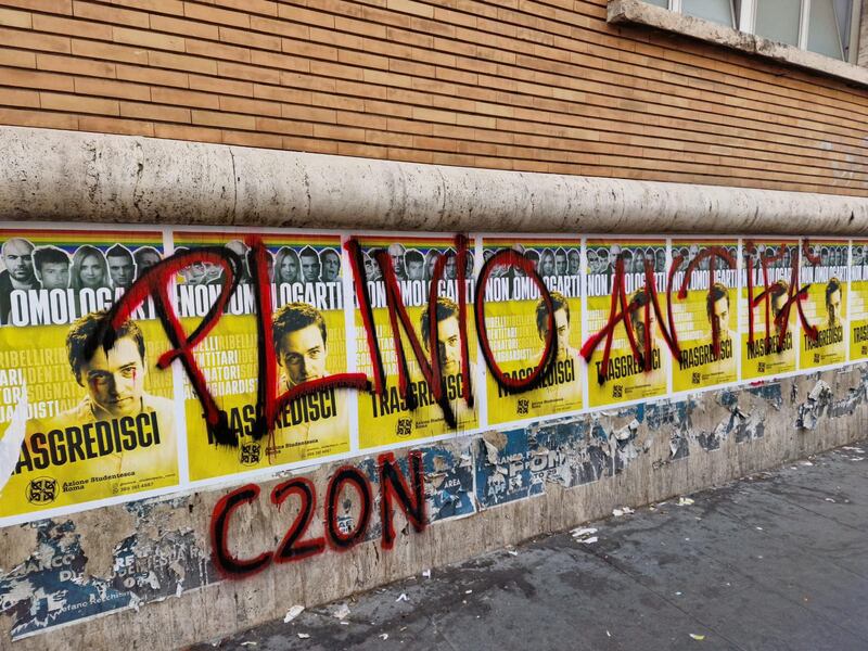 Minacce di morte e slogan cupi: odio "rosso" contro gli studenti di destra 12