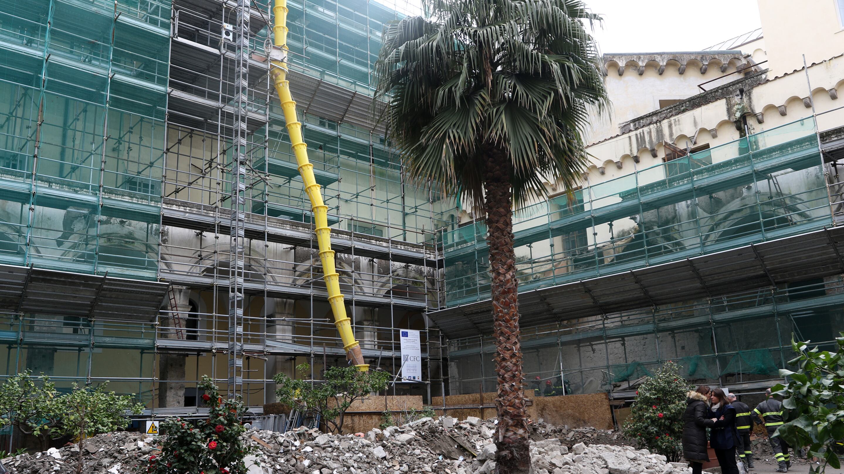 Crolla un ex monastero a Napoli, operai sotto le macerie: tutti salvati
