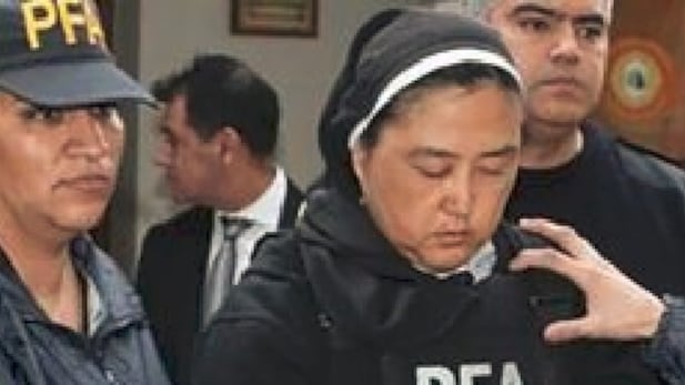 Arrestata la "suora degli stupri": "Procurava bimbi disabili ai preti pedofili"