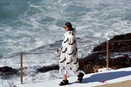 In Australia le modelle sfilano in riva al mare 1