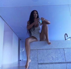 Kim Kardashian, scatto sexy: mangia un cupcake 5