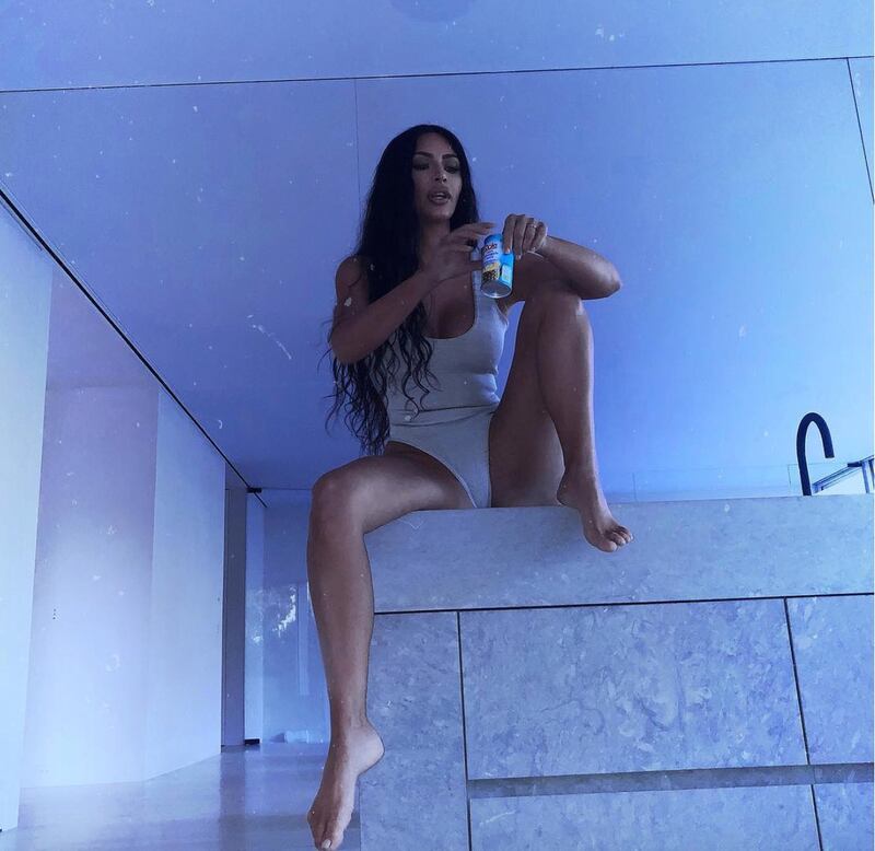 Kim Kardashian, scatto sexy: mangia un cupcake 5