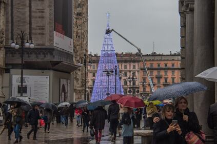 Ultimi preparativi per l'albero di Natale a Milano  3