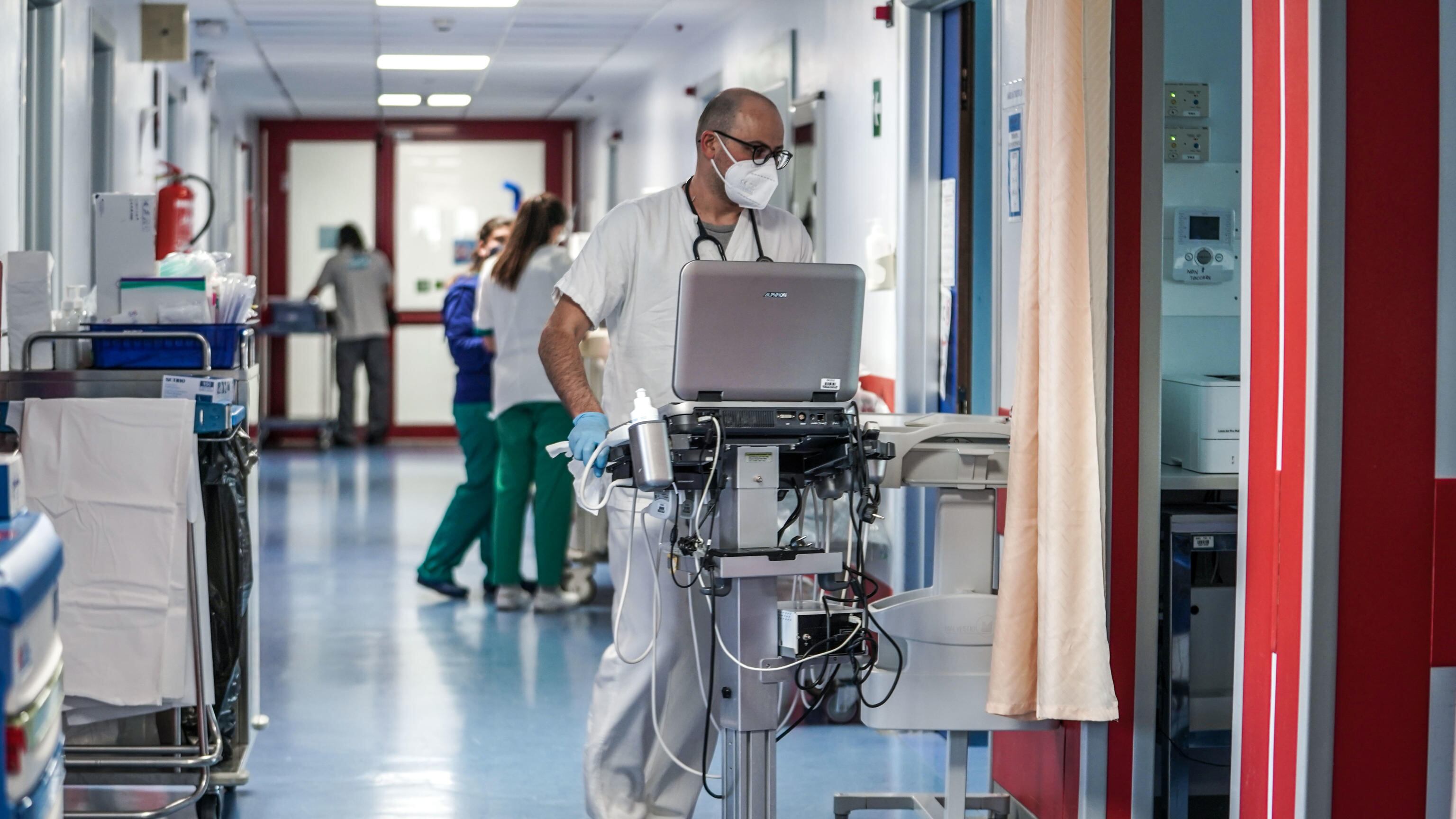 "Un incrocio tra Covid e un nuovo virus". L'allarme per le epatiti nei bimbi