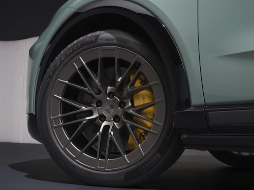 Pirelli, sei pneumatici su misura per la Cayenne elettrica: così la mescola della 911 porta il maxi-Suv da zero a cento in 2,5 secondi