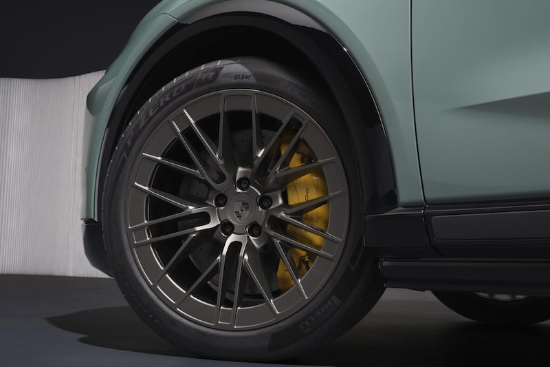 Pirelli, sei pneumatici su misura per la Cayenne elettrica: così la mescola della 911 porta il maxi-Suv da zero a cento in 2,5 secondi