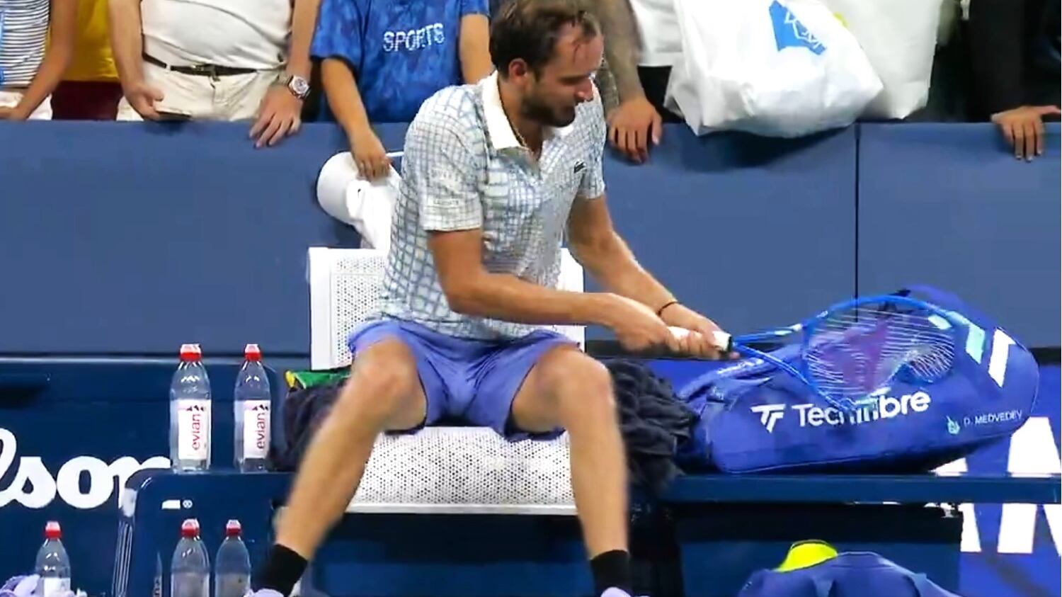 Us Open, furia choc di Medvedev sul match point: fotografo in campo, poi 6 minuti di follia contro l'arbitro