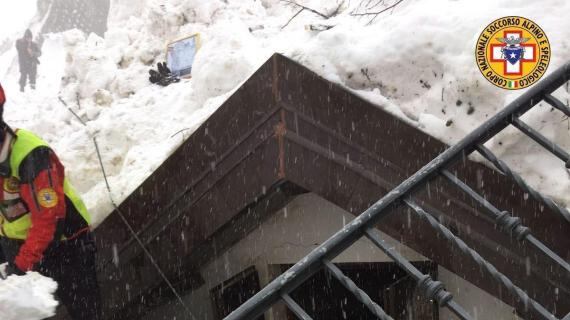 Rigopiano: 23 dispersi, 6 morti Superstiti: "Bevevamo la neve"