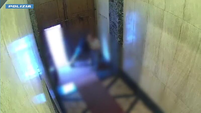 Il pedinamento e la rapina: le immagini delle telecamere di sorveglianza 10