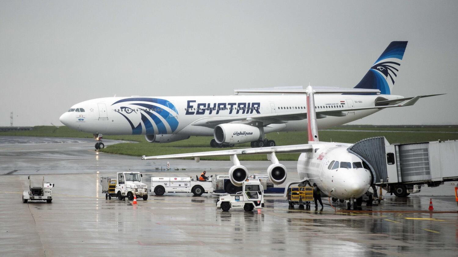 L'ipotesi della bomba sul volo Egyptair: "Un complice nello scalo di Parigi"