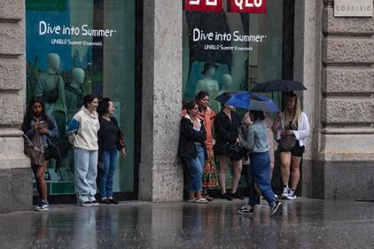 Breve ondata di maltempo su Milano, turisti colti di sorpresa in centro 2