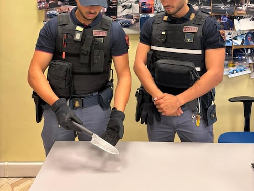 Paura alla stazione di Padova: gambiano con un coltello da cucina urla “Allah Akbar” e ferisce un poliziotto. Sarà espulso