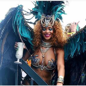 Rihanna: sexy al carnevale delle Barbados 6