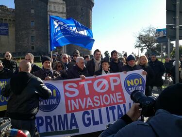 Minniti a Napoli per la "riforma dell'accoglienza": le proteste di Lega e disoccupati 6