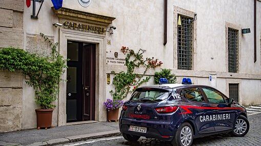 Si denuda e insegue una donna: arrestato