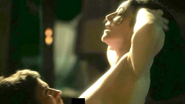 Monica Bellucci, a 52 anni in topless nella serie tv