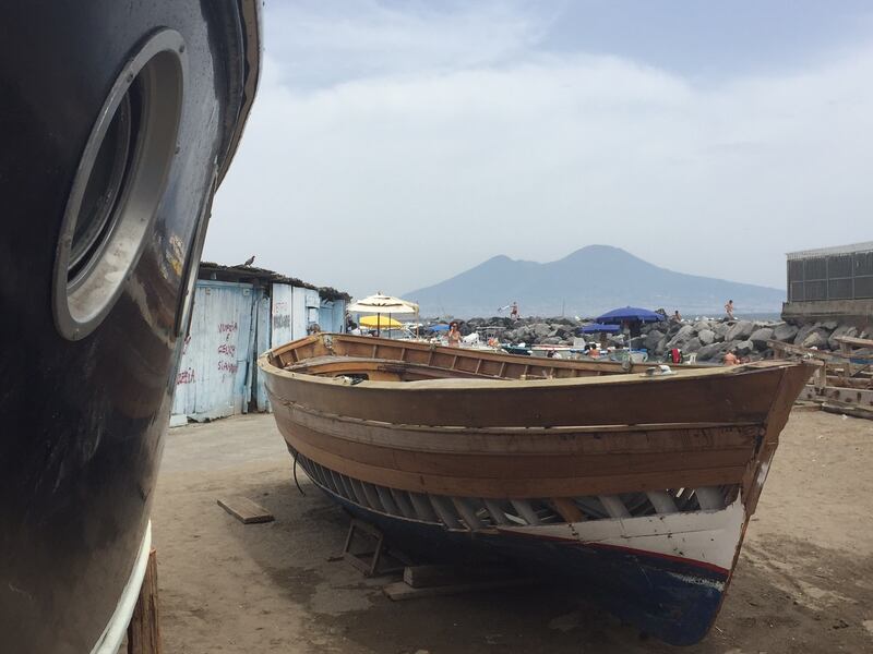 Napoli, il porto e il quartiere Mercato 13