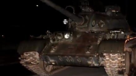 Ubriaco "invade" il paese con vecchio carro armato