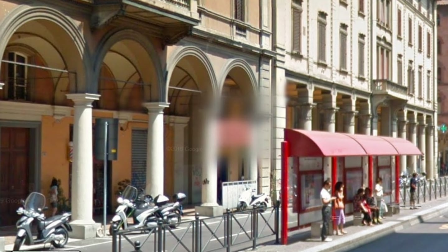 Bologna, buttato a terra, rapinato e minacciato di morte