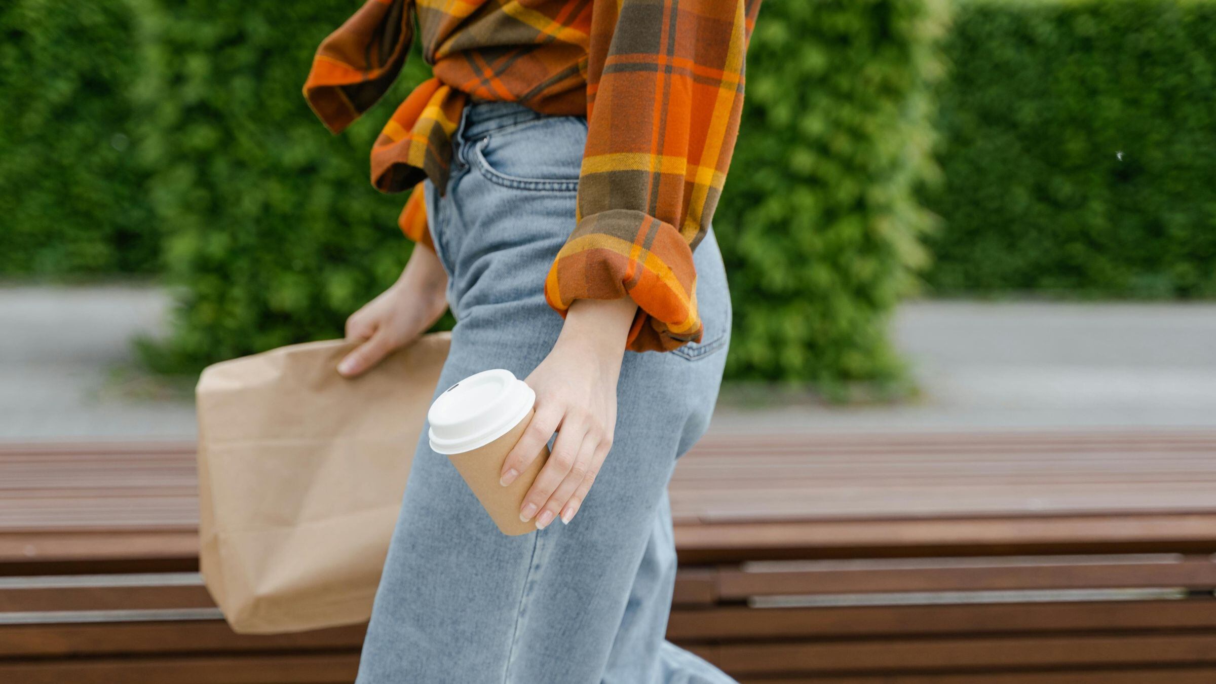 Jeans: a zampa o slim? Ecco quali modelli scegliere a 60 anni (e come abbinarli)