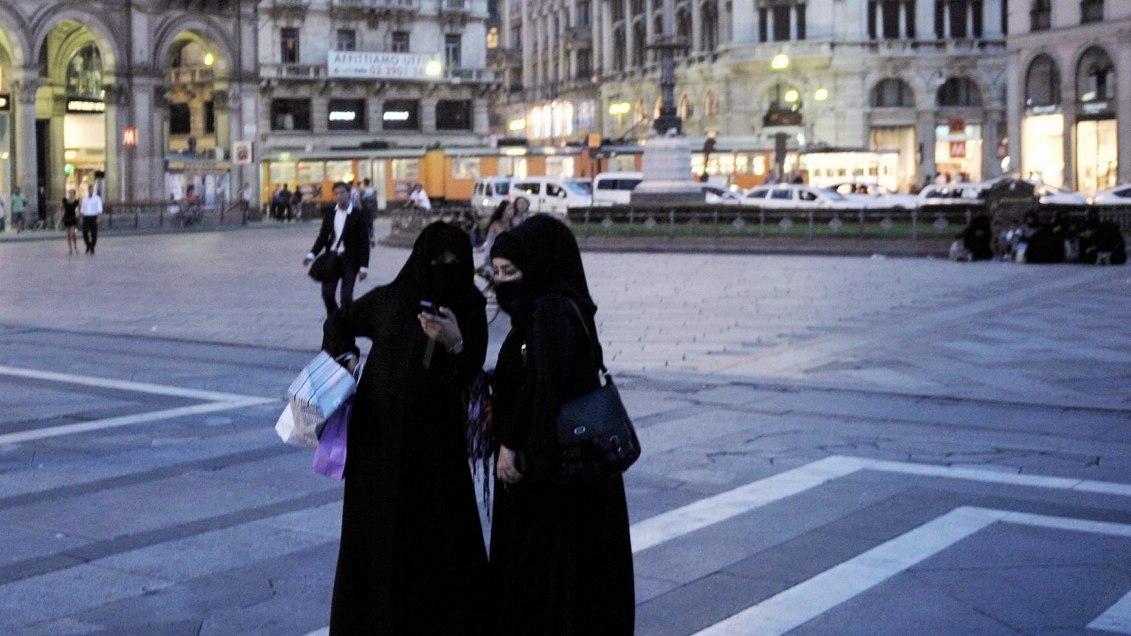 Vestiti, cibo e mattone: shopping arabo in città