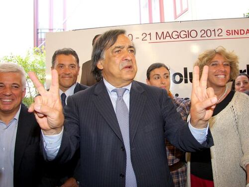 La proposta del sindaco Orlando: "Abolire il permesso di soggiorno". Salvini: "Senza regole, ci sarà il caos"
