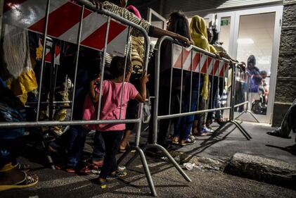 Migranti, l'hub di via Sammartini al collasso 2