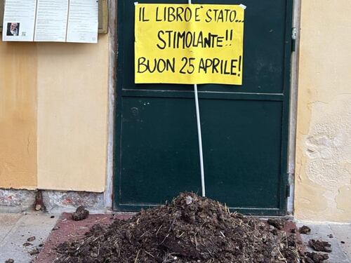 Letame davanti al ristorante che ospita l’evento di FdI. Così la sinistra avvelena il voto di Venezia