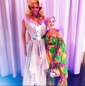 Pizza, gattini, nudità e drag queen: la vita privata in pubblico di Miley Cyrus 4