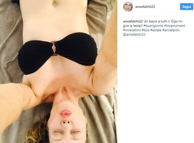 Anna Falchi, bacio hot per i fan 3