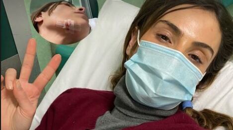 Brutto incidente per la moglie di Facchinetti. E scoppia la polemica sull'ospedale