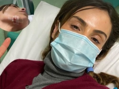Brutto incidente per la moglie di Facchinetti. E scoppia la polemica sull'ospedale