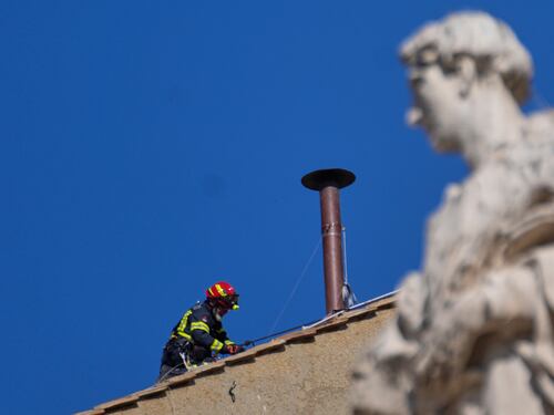Sulla Sistina si monta il comignolo, i cardinali: "In Conclave con le idee chiare"