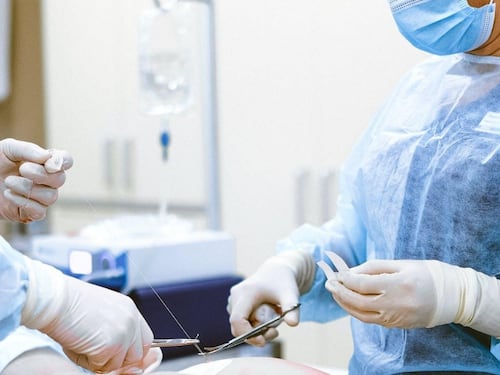 Chirurgo firma ma in sala operatoria non c'è: è a sciare