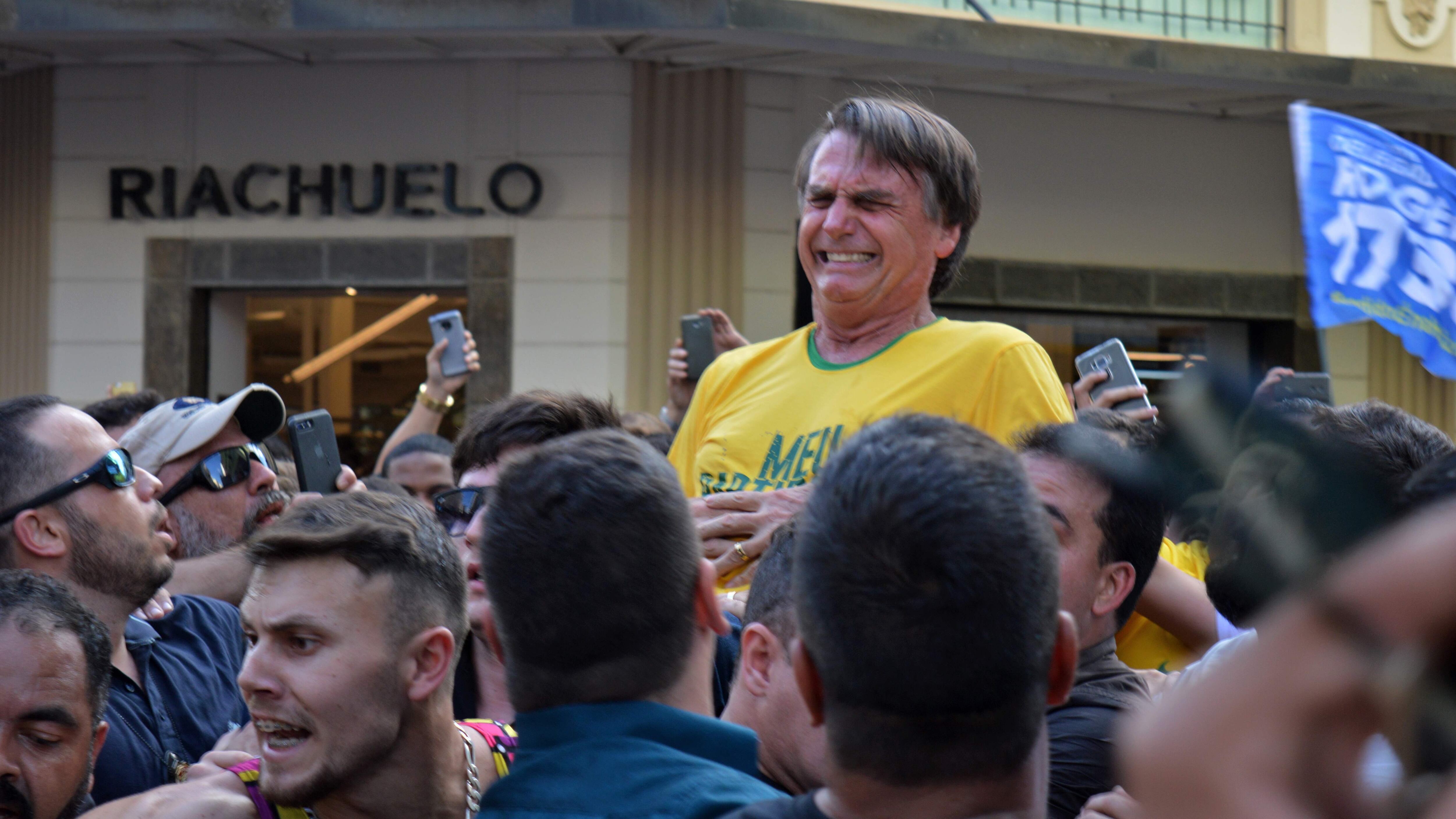 Brasile, figlio di Bolsonaro: "Faremo campagna al posto di papà"
