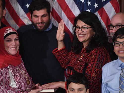 La deputata islamica contro Trump: "Impeachment per quel figlio di..."