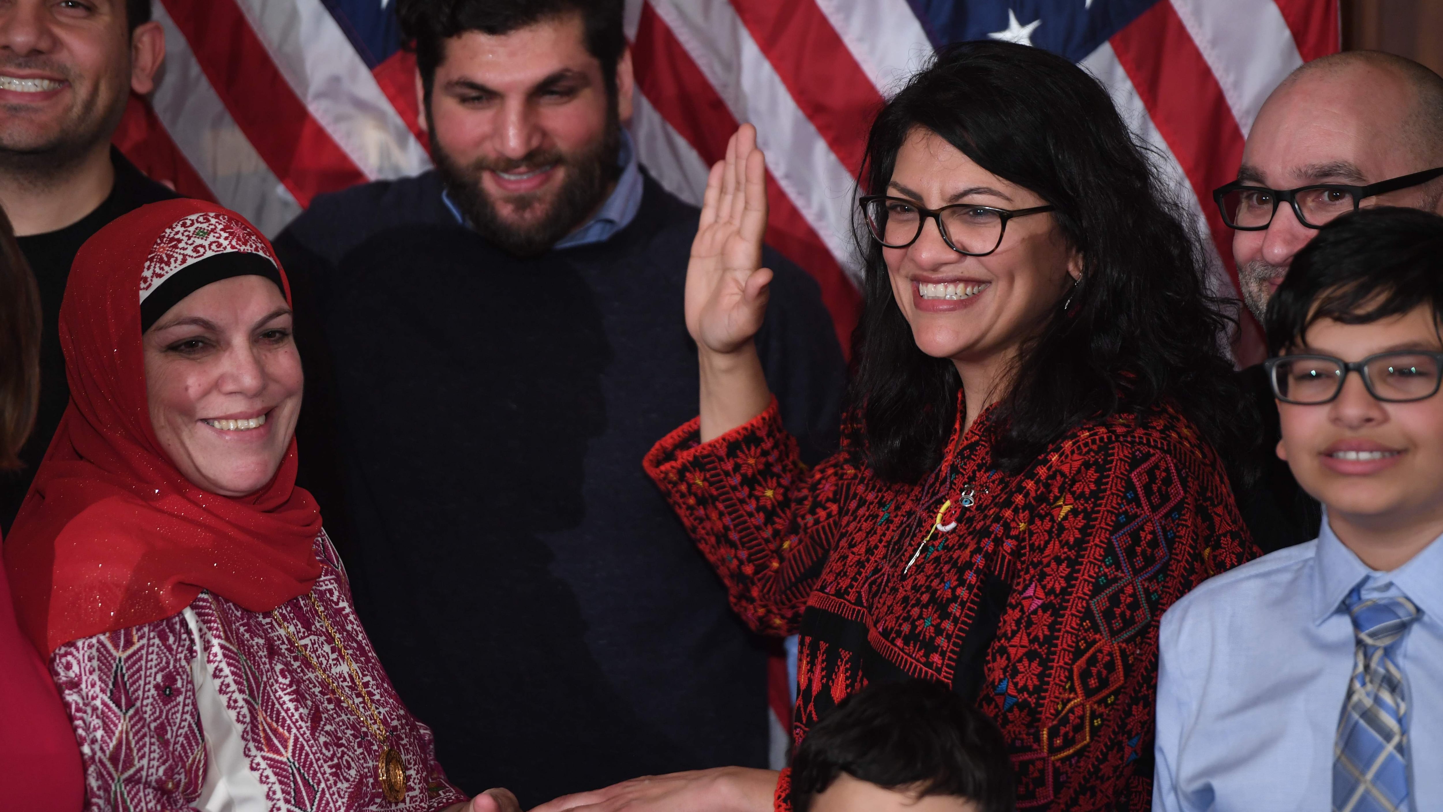 La deputata islamica contro Trump: "Impeachment per quel figlio di..."