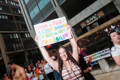 Cartelli e slogan al Pride di Milano 2024 2