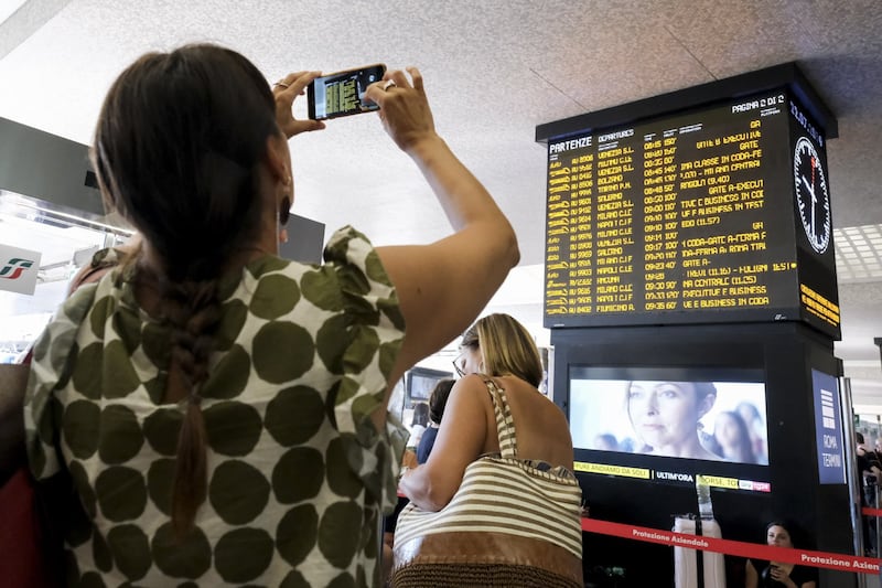 Attese e disagi alla stazione di Roma Termini a causa dell'incendio di Firenze 6