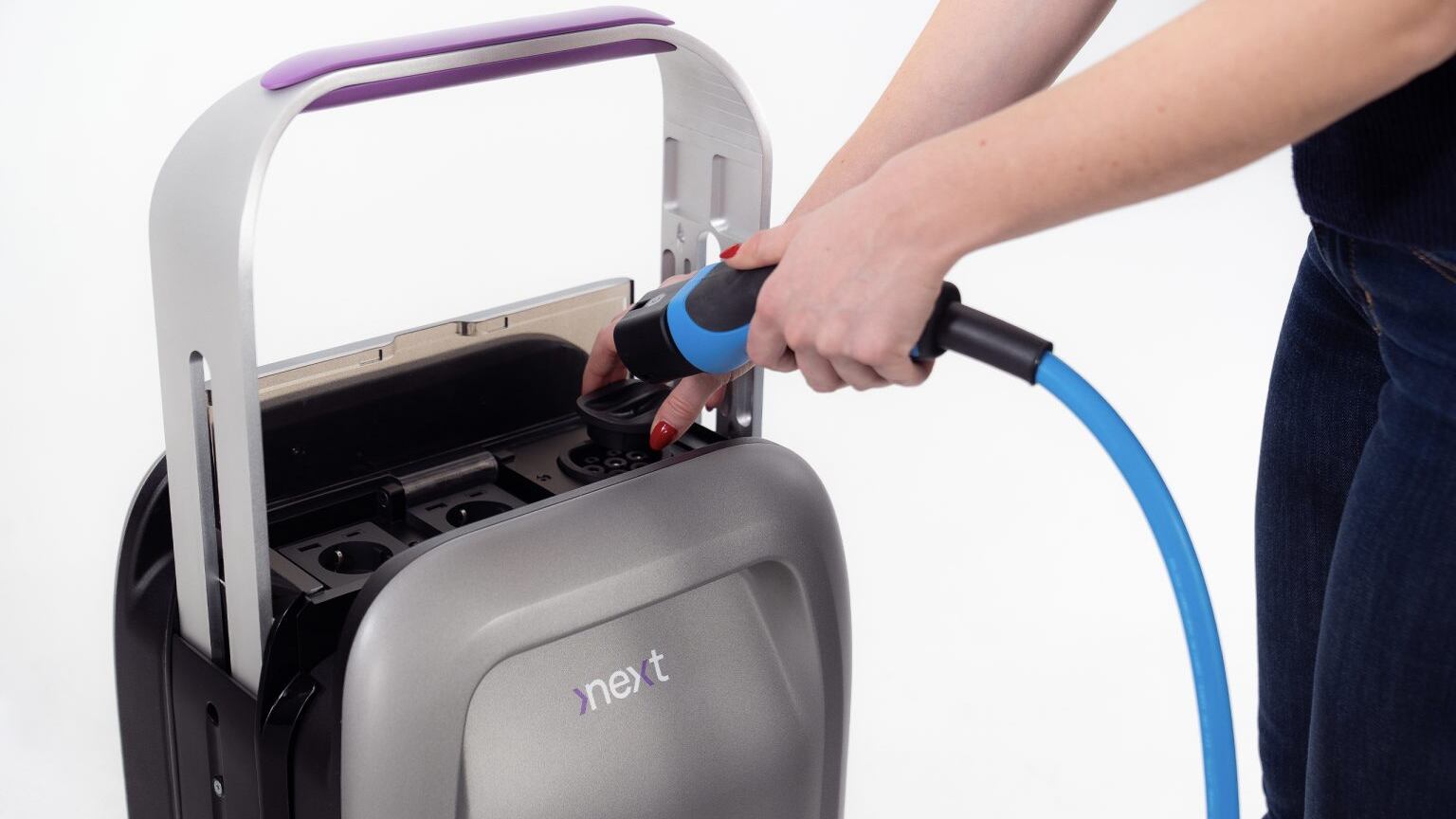 Ricaricare l’auto elettrica con una valigia? Ecco la powerbank di Next XTrolley