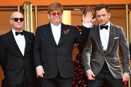 Elton John sul red carpet con gli occhiali a cuore 4